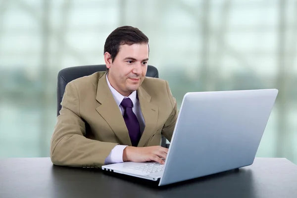 Junger Geschäftsmann arbeitet mit Laptop — Stockfoto