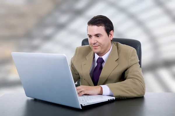 Joven hombre de negocios que trabaja con es portátil — Foto de Stock