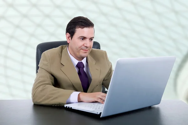 Giovane uomo d'affari che lavora con è laptop — Foto Stock