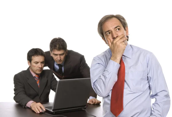Boss och två arbetstagare vid ett skrivbord, isolerad på vit — Stockfoto