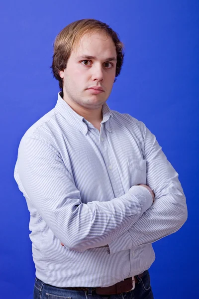 Um jovem retrato sobre um fundo azul — Fotografia de Stock