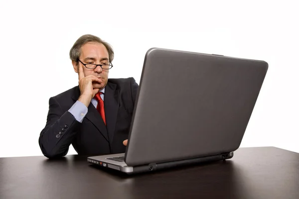Volwassen zakenman werken met zijn laptop — Stockfoto