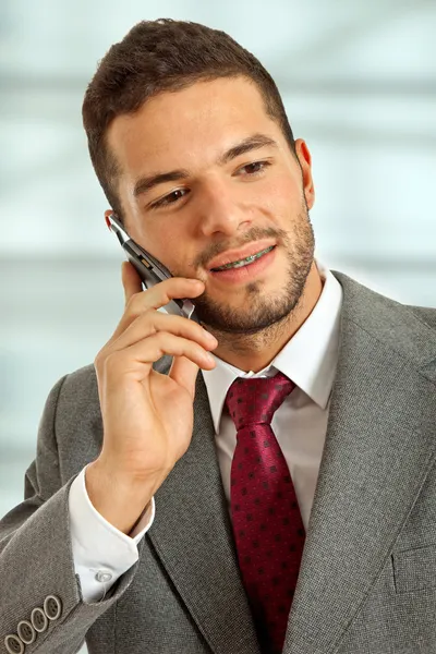 Giovane uomo d'affari felice al telefono — Foto Stock