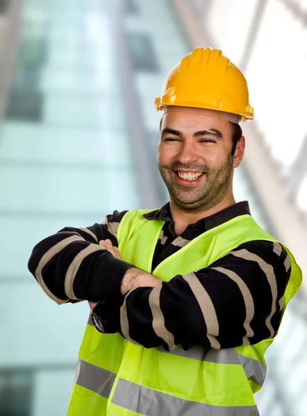 Jovem trabalhador feliz dentro de um edifício moderno — Fotografia de Stock