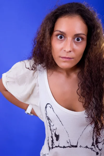 Jonge mooie vrouw, op een blauwe achtergrond — Stockfoto