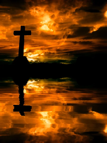 Kříž siluetu a mraky při západu slunce — Stock fotografie