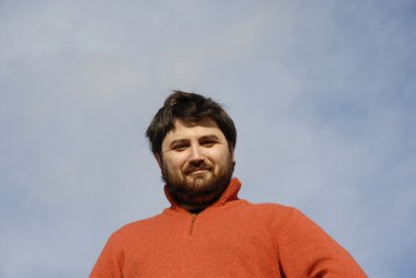 arka plan gökyüzü olan adam