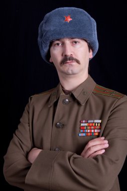 Rus askeri olarak giyinmiş genç adam