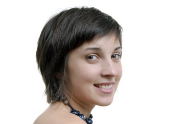 Genç, sıradan, güzel bir kadın, beyazlar içinde.