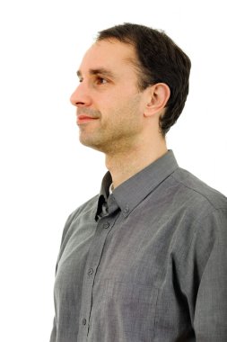 Studio resim üzerinde izole dalgın bir genç adamın beyazlatmak