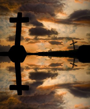 gün batımında cross siluet ve bulutlar