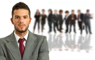 bir grup önünde genç iş adamı