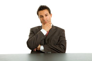 Masanın üzerinde beyaz izole, genç iş adamı