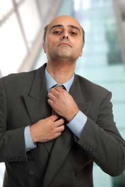 Olgun iş adamı kravatını ayarlama