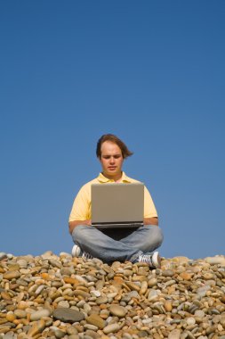 plajda laptop ile genç casual adam