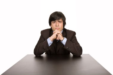 Masa üzerinde genç iş adamı