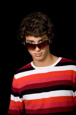 siyah bir arka plan karşı genç casual adam