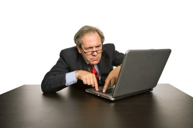 Olgun iş adamı onun laptop ile çalışma