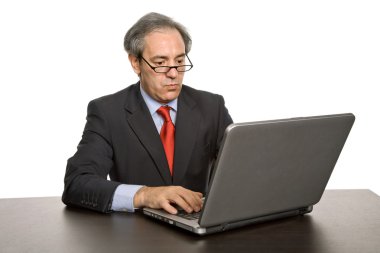 Olgun iş adamı onun laptop ile çalışma