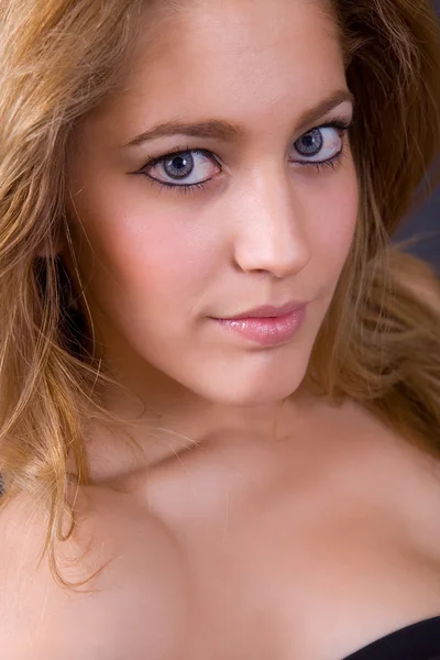 Portret van mooie vrouw close-up — Stockfoto