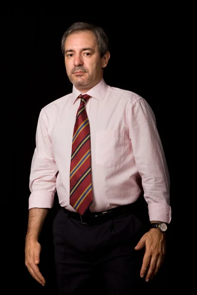 Maduro homem de negócios retrato no fundo preto — Fotografia de Stock