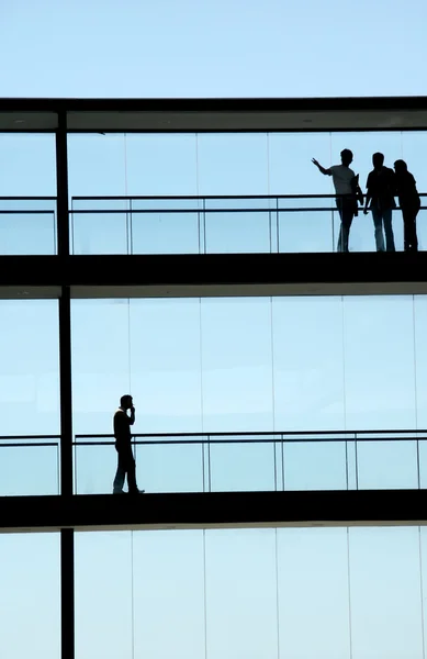 Binnen het moderne gebouw in silhouet — Stockfoto