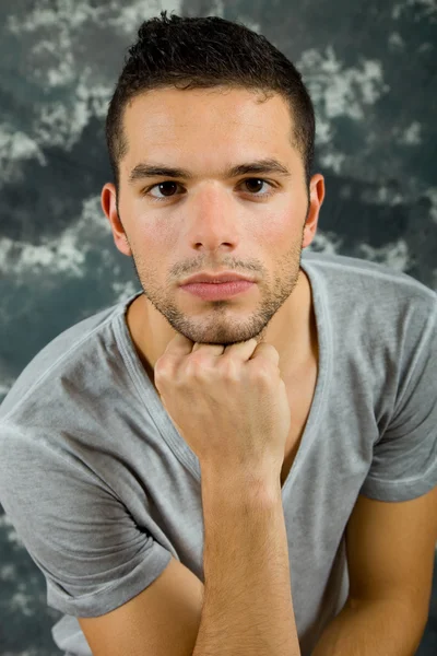 Portrét mladého muže, příležitostné zblízka — Stock fotografie