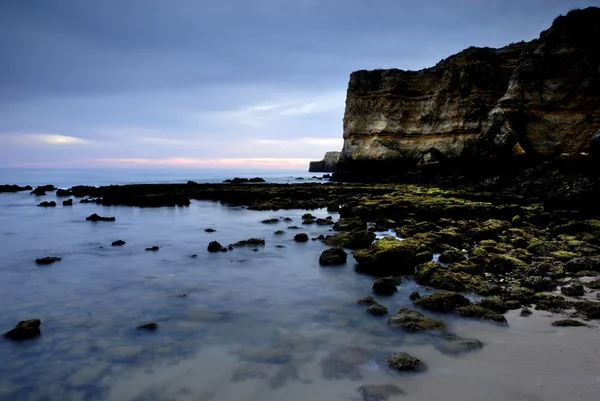 Praia ao amanhecer no sul de portugal — Fotografia de Stock