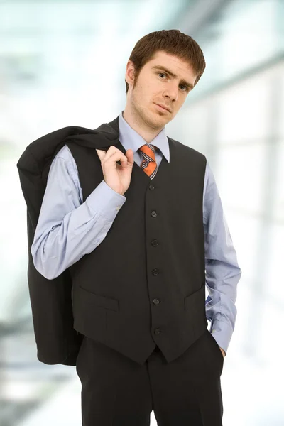 Jong zakenman portret op kantoor — Stockfoto