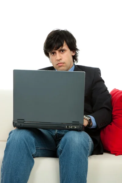 노트북으로 작업 하는 젊은 남자 — 스톡 사진