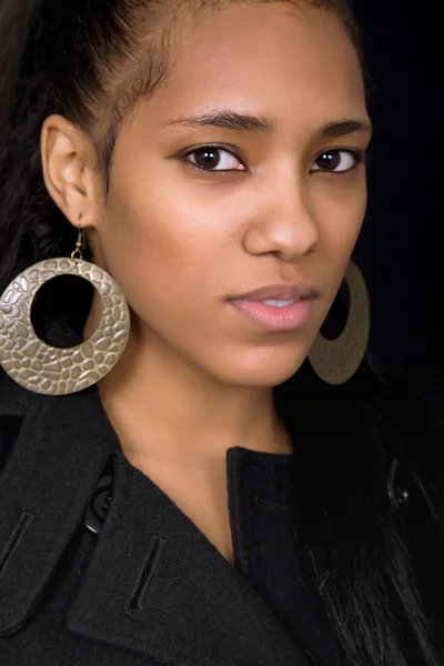 Fiatal gyönyörű nő közelről portré, fekete háttér — Stock Fotó