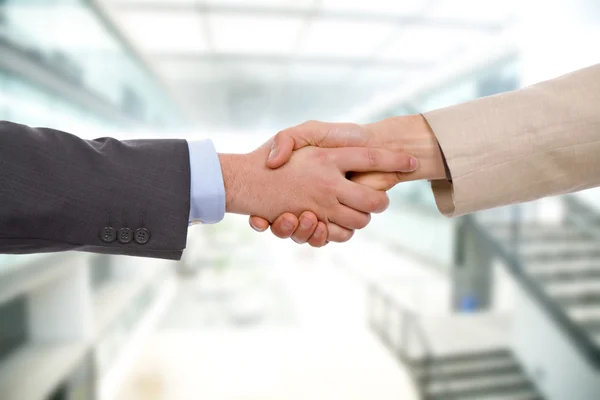 Los hombres de negocios dan la mano en la oficina — Foto de Stock