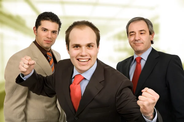 Tres hombres de negocios felices con los brazos abiertos —  Fotos de Stock