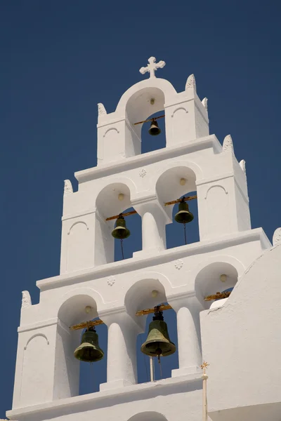 Campanile bianco nell'isola greca di santorini — Foto Stock