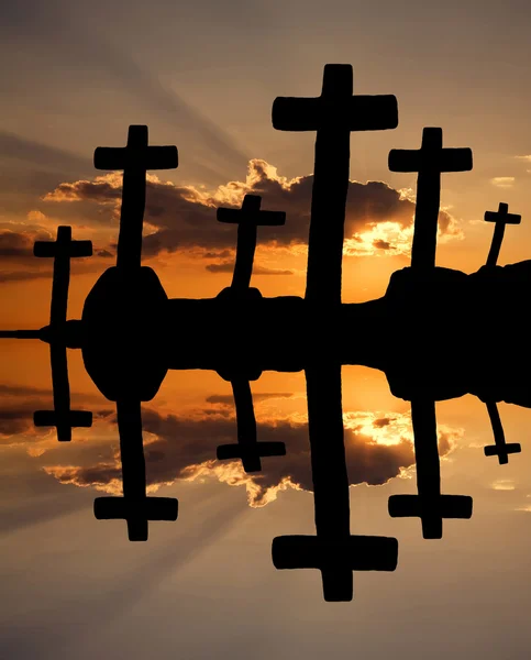 Krzyż na zachód słońca i pomarańczowe chmury — Zdjęcie stockowe
