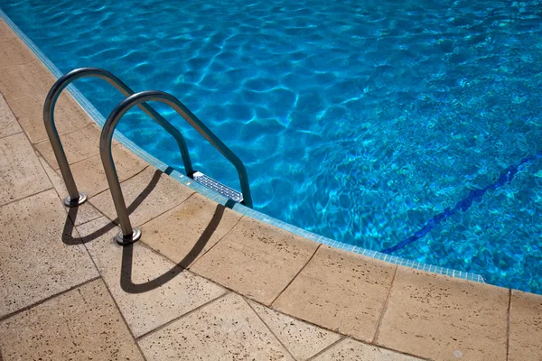 Detalhe da água azul da piscina na hora de verão — Fotografia de Stock