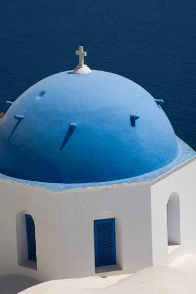 Petite église dans l'île grecque de santorin — Photo