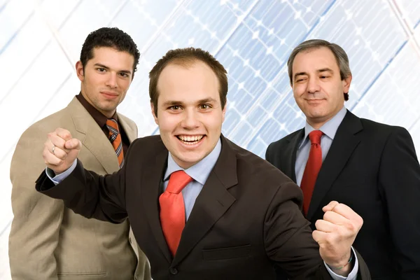 Trois hommes d'affaires heureux au bureau — Photo