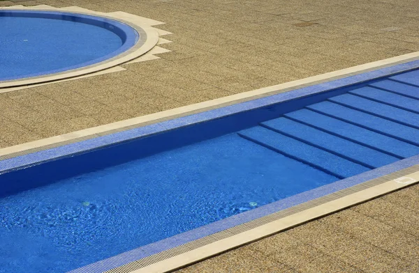 Piscina água azul em um dia de verão — Fotografia de Stock