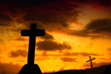 gün batımında cross siluet ve bulutlar