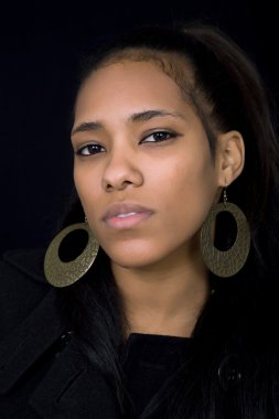 Genç ve güzel bir kadın. Yaklaş.