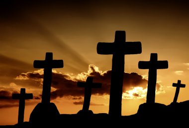 gün batımında cross siluet ve bulutlar