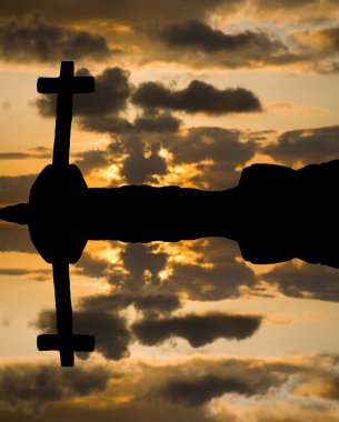 gün batımında cross siluet ve bulutlar