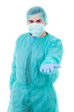 Beyaz arka plan üzerinde izole genç erkek doktor