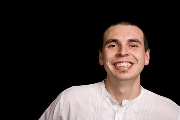 Jovem homem feliz retrato, em um fundo preto — Fotografia de Stock