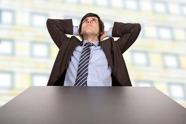 Jeune homme d'affaires sur un bureau au bureau — Photo