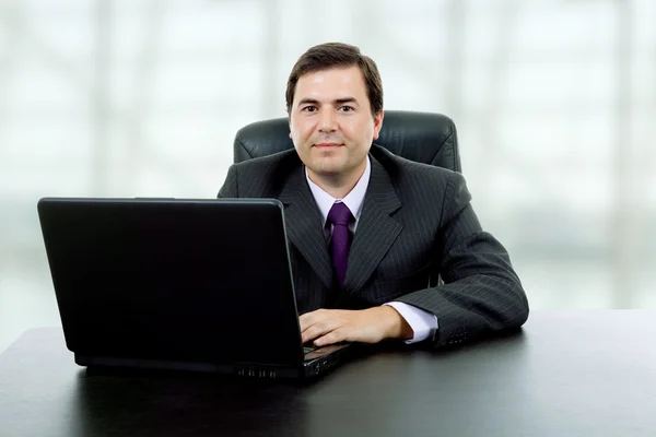 Młody biznesmen pracuje z laptopem — Zdjęcie stockowe