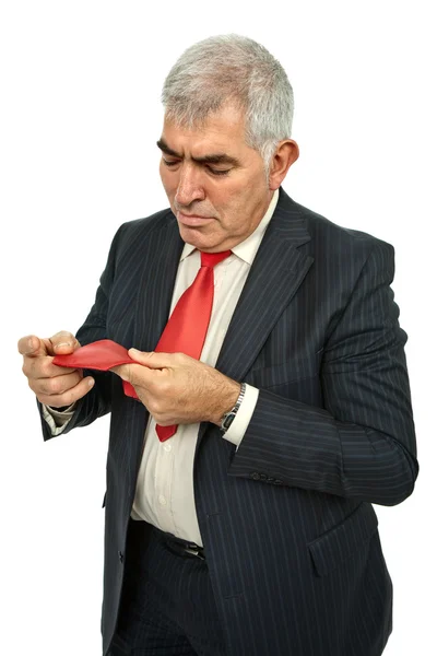 Hombre de negocios ajustando su corbata — Foto de Stock