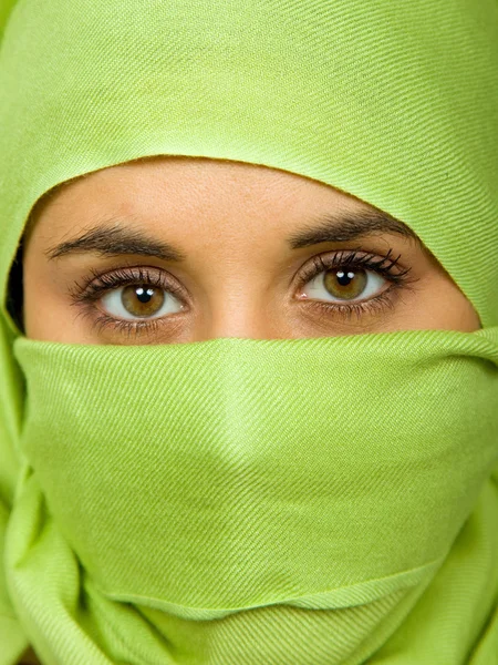 Jeune femme portrait rapproché avec un voile — Photo