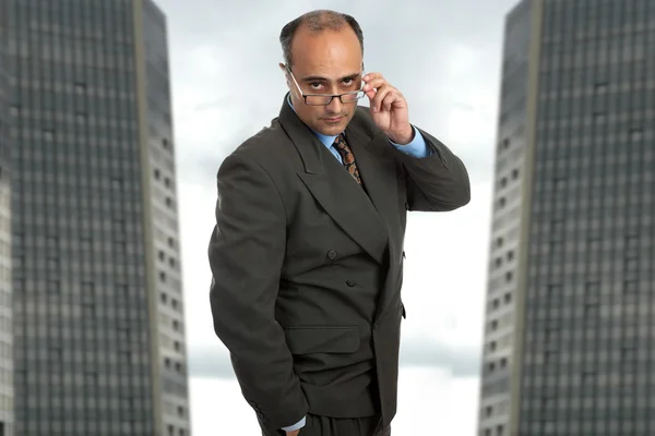 Volwassen zakenman denken opstijgen zijn bril — Stockfoto